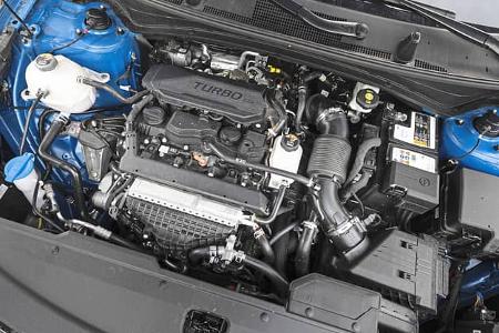 Detailaufnahme des Motorraums eines Kia Sportage 1,6 T-GDI AWD.