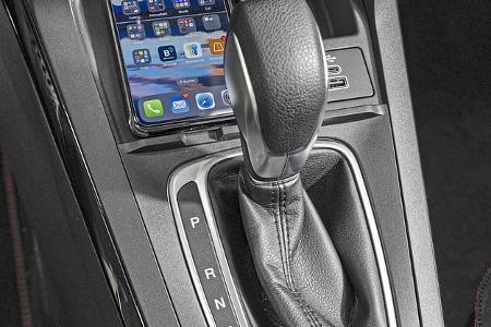 Automatikwählhebel und Smartphone-Ablage im Ford Puma 1,0 EcoBoost.