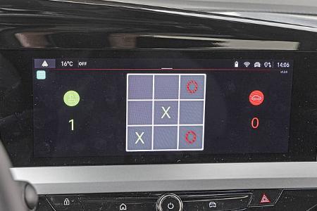 Das Bild zeigt das zentrale Multimedia-Display eines Opel Mokka Hybrid mit einer Tic-Tac-Toe-Spielanzeige.
