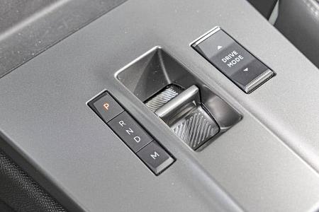 Detailaufnahme des Automatikwählhebels im Opel Mokka Hybrid, Modelljahr 2024. Sichtbar sind die Schaltstufen und der Drive Mode-Schalter.
