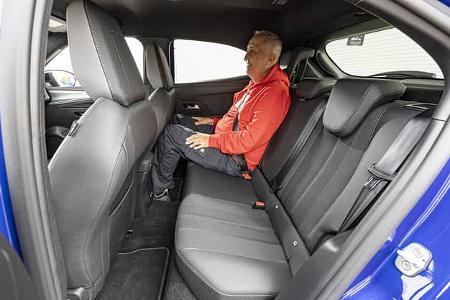 Innenraumaufnahme eines Opel Mokka Hybrid mit einer Person auf der Rücksitzbank.