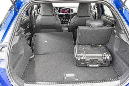 Kofferraumansicht eines Opel Mokka Hybrid mit umgeklappter Rückbank und Transportkoffer.