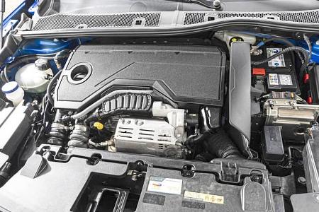 Motorraum eines Opel Mokka Hybrid, aufgenommen von oben mit sichtbaren technischen Komponenten.