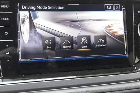 Das Bild zeigt das zentrale Infotainment-Display eines VW Taigo 1,5 TSI mit der Fahrmodus-Auswahl (Eco, Normal, Sport, Individual).