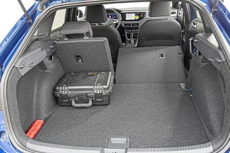 Kofferraum und Innenraum eines VW Taigo 1,5 TSI mit umgeklappter Rückbank und Transportkoffer.