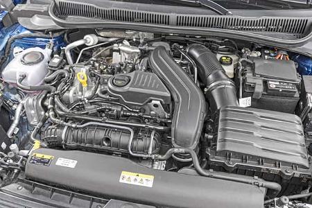 Motorraum des VW Taigo 1,5 TSI, Detailaufnahme des Vierzylinder-Turbobenziners.