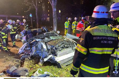 Die Feuerwehr München im Einsatz bei einem Verkehrsunfall mit zwei Schwerverletzten in der Quiddestraße.
