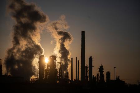 Kurz nach Ostern verkündeten die USA und Iran, dass sie sich auf eine zweiwöchige Waffenruhe geeinigt haben. Der Iran kündigte ein Ende der Blockade der für den weltweiten Öl- und Gashandel wichtigen Meerenge Straße von Hormus an. Wird der Schmierstoff der Weltwirtschaft dauerhaft wieder günstiger? (Symbolbild)