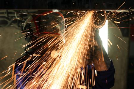  In der deutschen Industrieproduktion zeichnet sich noch keine Trendwende ab. (Symbolbild)