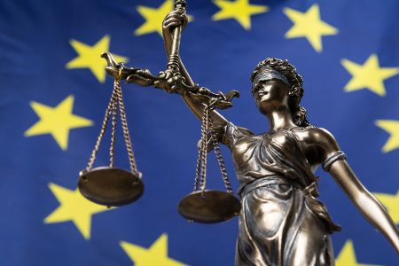 EU-Flagge vor Justitia