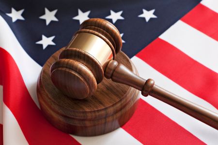 Richterhammer auf US-Flagge