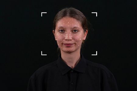 Frauengesicht, auf dem digitale Abmessungslinien liegen