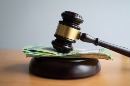 Richterhammer auf Geldscheinen