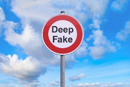 Verbotsschild für Deep Fakes vor wolkigem Himmel