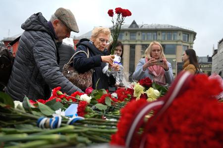 Jedes Jahr gedenken Menschen am Solowezki-Stein in Moskau der Opfer von politischer Verfolgung. (Archivbild)