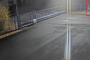 Bild einer Überwachungskamera welches einen Pkw zeigt, mit dem die Täter wahrscheinlich ihre Beute transportierten. 

Pkw ist auf dem Bild rechts oben mit einem roten viereck markiert