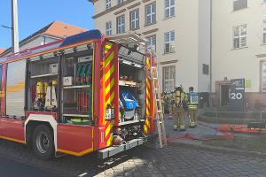 Feuerwehr Dresden

Einsatzkräfte stehen mit Atemschutzgeräten vor dem Gebäude.