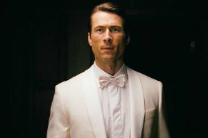 Erben mit Folgen: Glen Powell trägt "How to Make a Killing" mit Charme
