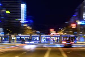 Aufgrund der hohen Spritpreise fahren mehr Menschen mit dem ÖPNV - doch die Verkehrsunternehmen können den Bedarf kaum bedienen. (Symbolbild)