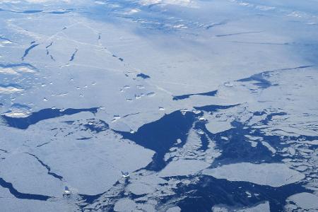 Eine teils zugefrorene Fjordlandschaft in Grönland (Illustration).