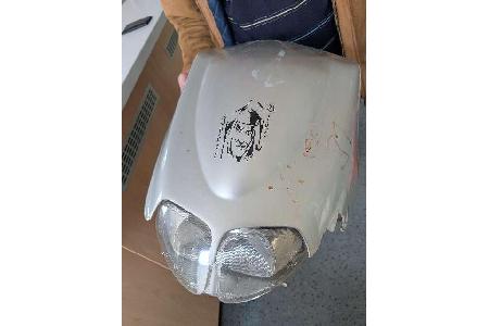 aufgefundenes Heck mit auffälligem Aufkleber