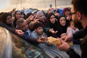 Die humanitäre Situation im Libanon ist prekär. Hier hoffen Vertriebene auf Lebensmittel.