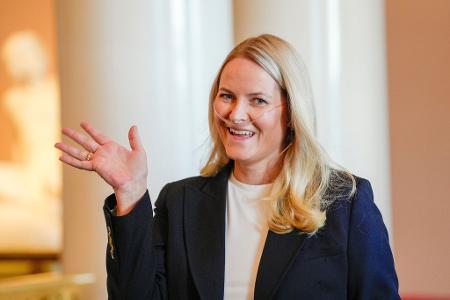Mette-Marit trat jüngst aufgrund ihrer Krankheit kürzer, nun zeigte sie sich bei einem offiziellen Termin mit einer sogenannten Nasenbrille.
