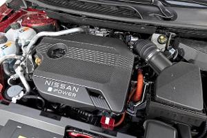 Detailaufnahme des Nissan Qashqai e-Power 156 Motorraums mit sichtbarem e-Power-Antrieb.