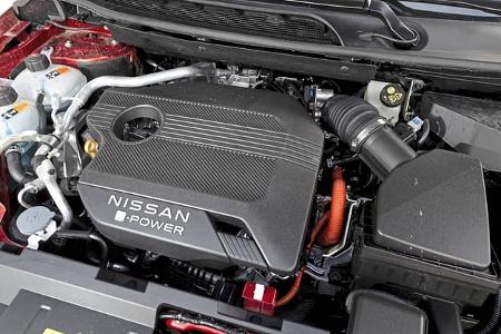 Detailaufnahme des Nissan Qashqai e-Power 156 Motorraums mit sichtbarem e-Power-Antrieb.
