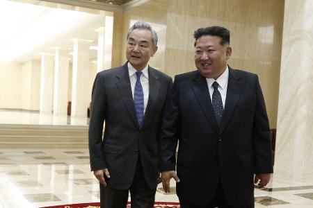 Chinas Außenminister Wang Yi (l) ist erstmals seit sechs Jahren nach Nordkorea reist - und traf dort auf Machthaber Kim Jong Un.