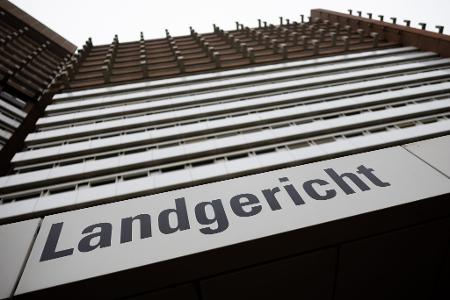 Ein Mann ist wegen Mordes an seiner Ehefrau angeklagt. (Symbolfoto)