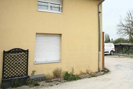 Polizeibeamte haben in einem Lieferwagen einen neunjährigen Jungen entdeckt, der dort über ein Jahr gefangen gehalten worden sein soll.