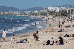 Wenn Unsicherheit wächst, bleiben viele bei Bewährtem: Ziele wie die Balearen sind im Sommer stark gefragt – wie hier Mallorca. (Archivbild)