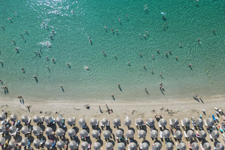 Viele Urlauber zieht es weiterhin nach Griechenland – Hoteliers blicken jedoch mit Unsicherheit auf den Sommer. (Archivbild)