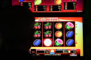 Pech gehabt: Es sind nur zwei Kirschen in einer Reihe, das reicht nicht für einen Gewinn. Szene aus einer Spielothek in Deutschland.