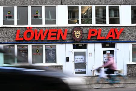 Eine Löwen-Spielothek in Düsseldorf. Verlockend sieht das nicht aus - darf es aber auch nicht, so schreibt es das Gesetz vor.