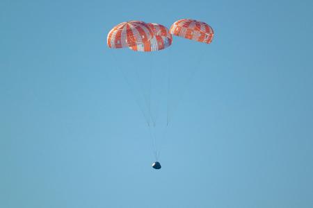 Abgebremst von Fallschirmen kam die 