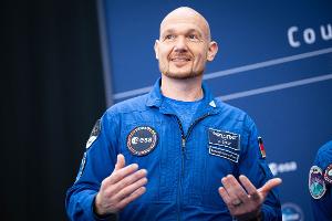 Der Raumfahrer Alexander Gerst sieht die Mondmission als Grundlage für weitere Forschungen. (Archivbild)