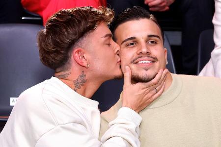 Twenty4Tim zeigt sich ganz verliebt mit seinem Edin bei 