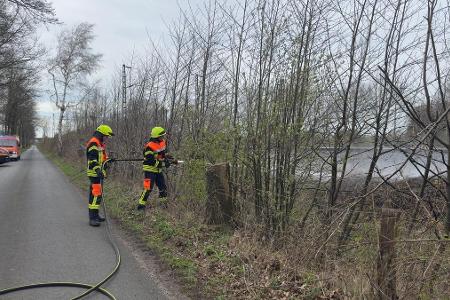 Einsatzkräfte löschen den Brand an den Gleisen