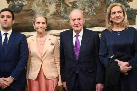 Töchter an seiner Seite: Altkönig Juan Carlos wird in Paris geehrt