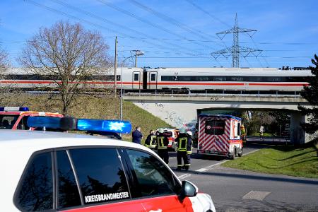 Ein ICE steckte wegen eines Oberleitungsschadens in Sachsen-Anhalt fest.