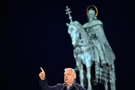 Ungarns Ministerpräsident Viktor Orban hofft, am Sonntag die Parlamentswahl gegen seinen chancenreichen Herausforderer Peter Magyar zu gewinnen.