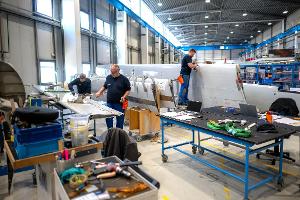 In einer Werkstatt nahe Bremen werden Flugzeugteile aus ganz Europa repariert.