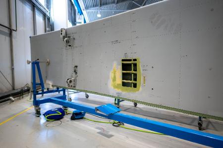 Nach einem zerplatzten Reifen ist eine Landeklappe schwer beschädigt.