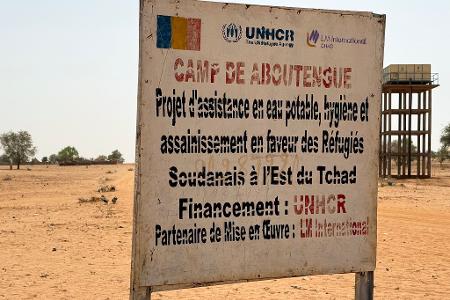 Ein Schild steht am Eingang des Flüchtlingslagers Aboutengé.