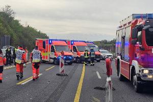 Rettungskräfte auf der Autobahn A 3