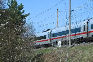 Zwei Menschen sind bei dem Vorfall auf der Strecke Berlin-München leicht verletzt worden.