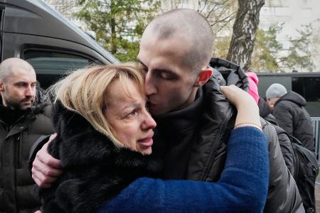 Kurz vor Beginn des orthodoxen Osterfests tauschen die Ukraine und Russland erneut Gefangene aus. 