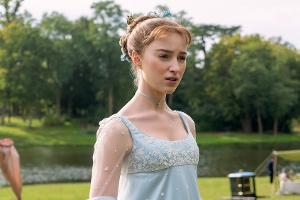 Phoebe Dynevor spricht über "Bridgerton"-Abwesenheit